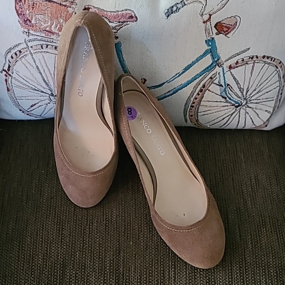 Franco Sarto Round toe Wedge heel pumps in a pretty dark tan. Size 8